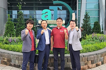 aT 신유통채널사업부 신현곤 이사(좌측 두번째)와 함께